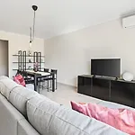 Cosy 1bdr Flat With Pool In By Lovelystay Apartament