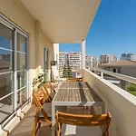 Cosy 1bdr Flat With Pool In By Lovelystay Apartament