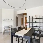 Cosy 1bdr Flat With Pool In By Lovelystay Apartament