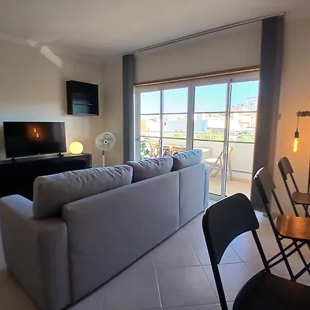 Апартаменти Cosy 1bdr Flat With Pool In By Lovelystay