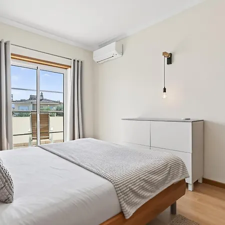 Cosy 1bdr Flat With Pool In By Lovelystay Апартаменти