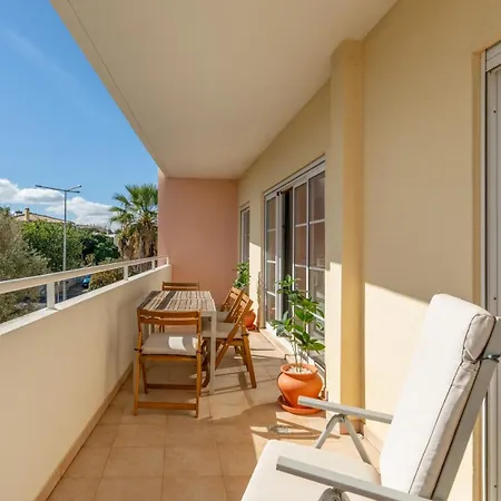 Cosy 1bdr Flat With Pool In By Lovelystay Διαμέρισμα