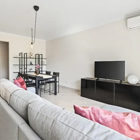 Cosy 1bdr Flat With Pool In By Lovelystay Appartamento